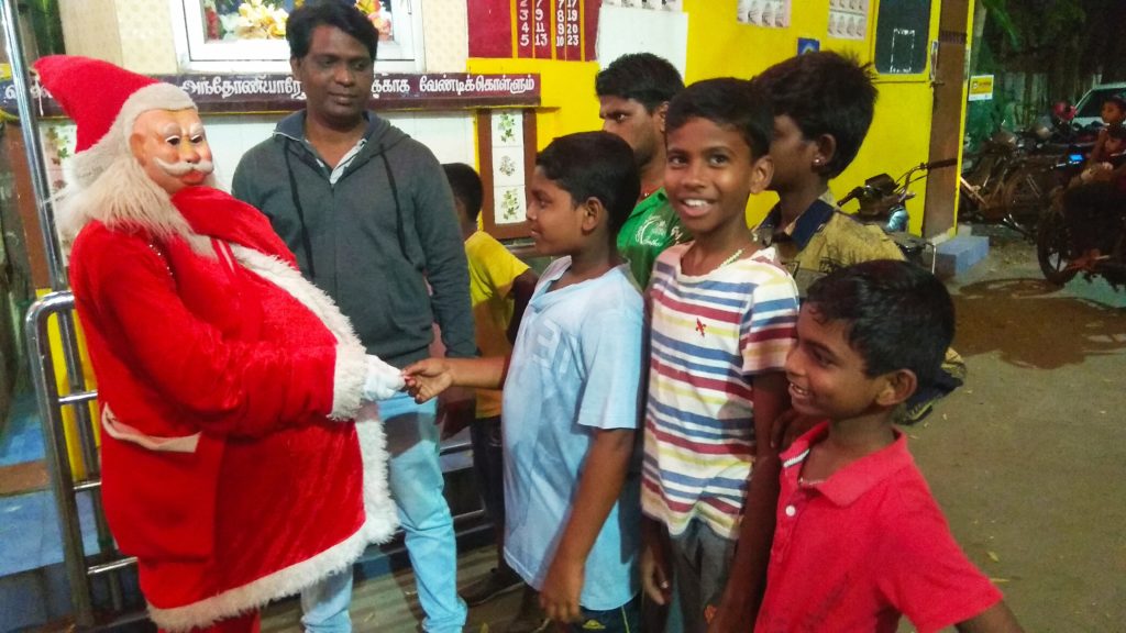 Street carolling group entertains kids at Mandaveli – MYLAPORE TIMES